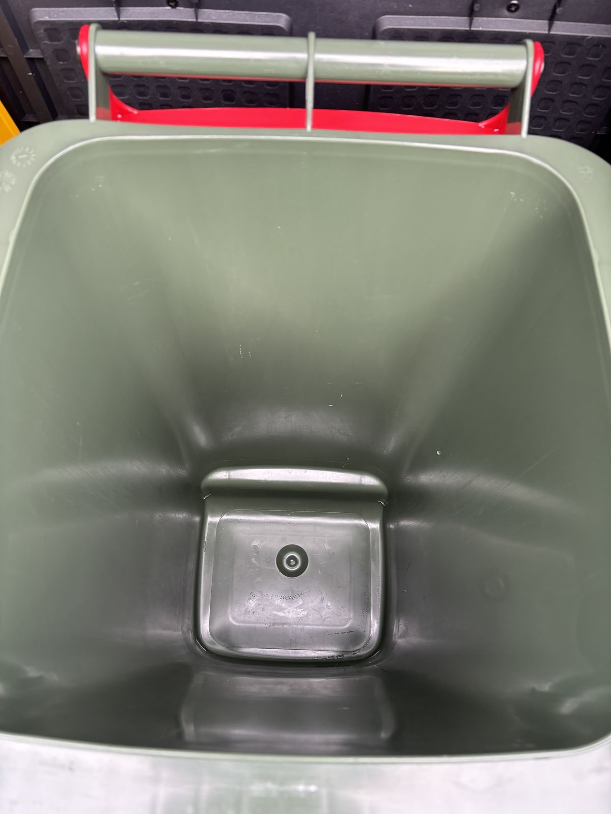 Clean bin after cleaning