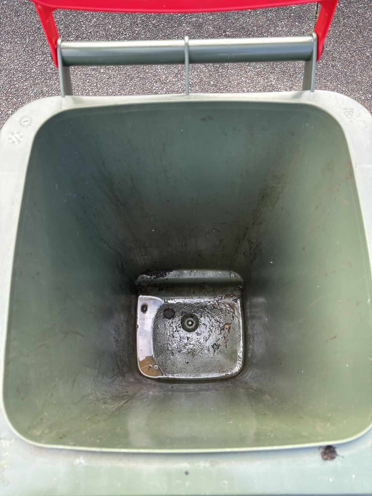 Dirty bin before cleaning